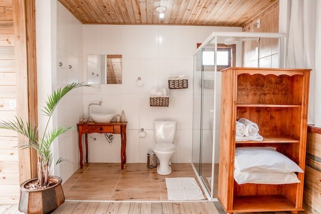 A nicely furnished bathroom