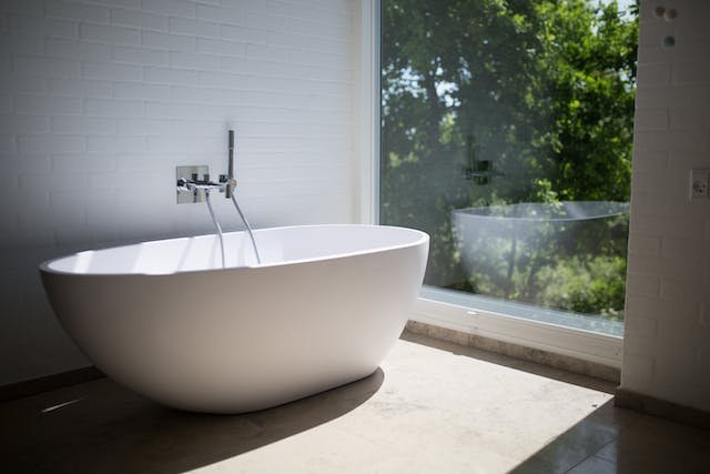 A white bathtub by the window