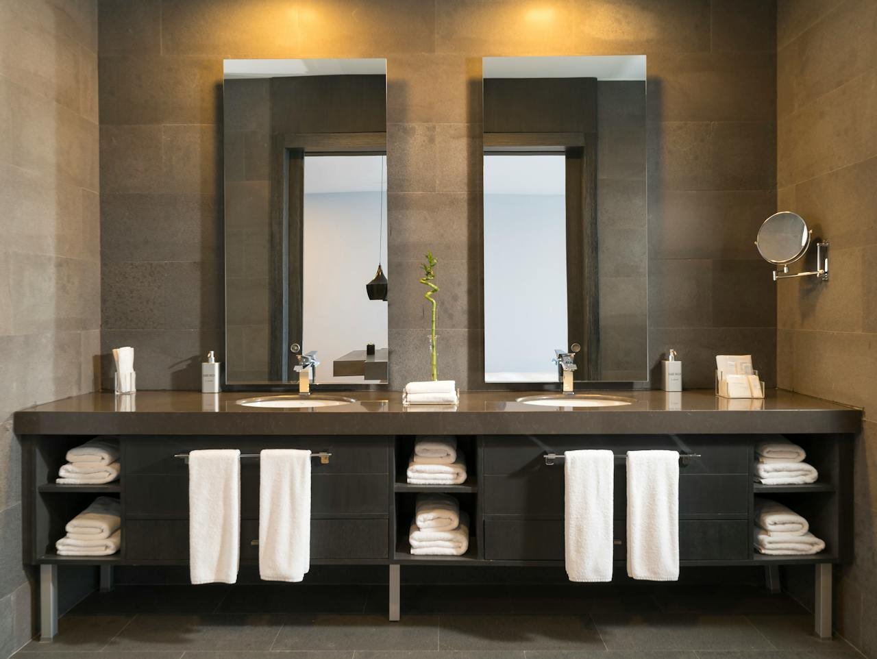 Mirrors and towels in the luxurious bathroom